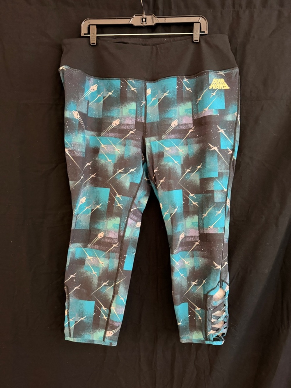 Star Wars Women’s Blue & Black Athletic Capri Leggings